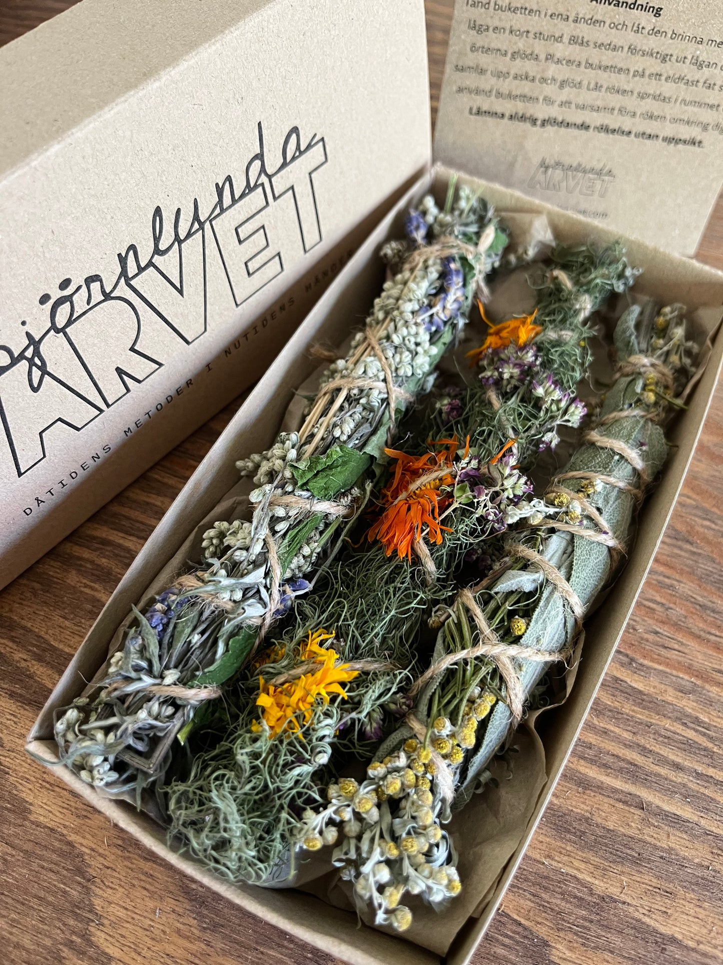 Artemisias tre systrar - tre rituella örtbuketter.